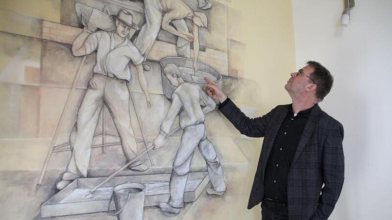 Kreishandwerksmeister Christian Jaklin bezeichnet sich inzwischen als &bdquo;Mundwerker&ldquo;, weil er nicht direkt anpackt, sondern &bdquo;das Handwerk verkauft&ldquo;. Hier beschreibt er im Treppenhaus der Kreishandwerkerschaft in Forchheim ein Gem&auml;lde.Forchheim & Fr&auml;nkische Schweiz