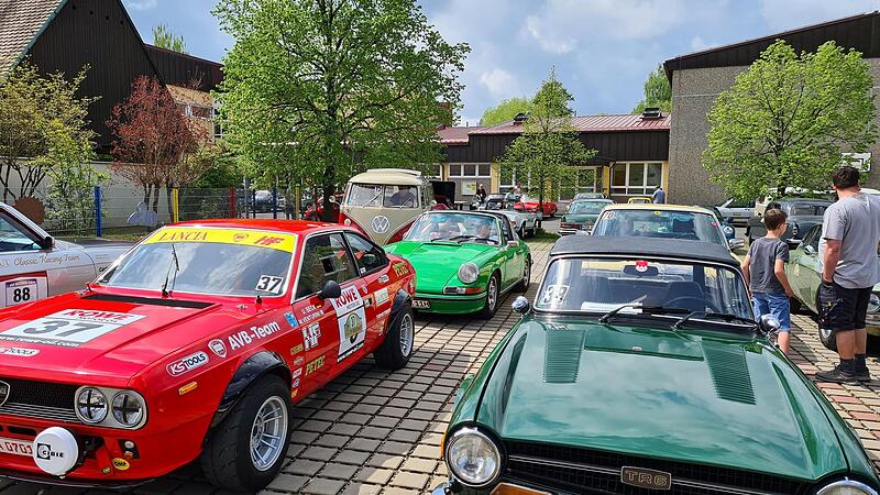 Vor der Schule in Pretzfeld sind die Oldtimer aufgereiht: Selbst das j&uuml;ngste Auto, das bei der Rosenhut Ralley startet, stammt aus dem Jahr 1979.Forchheim & Fr&auml;nkische Schweiz