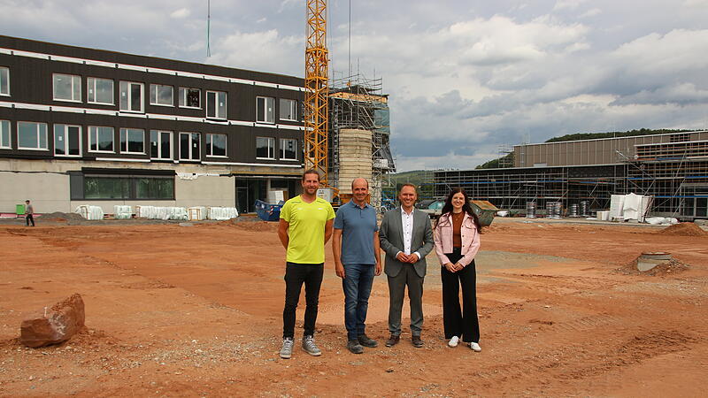 Ralph Katholing (von links), Andreas Fuchs, Landrat Mario G&ouml;tz und Svenja Thomas vom Landratsamt Bad Kissingen auf der Baustelle am neuen Schulzentrum, welches der Landkreis aktuell in Hammelburg am Hochstein errichtet.