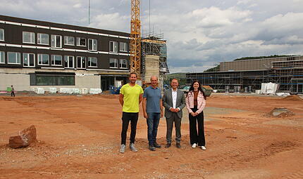 Neuer Schulcampus in HammbelburgNeuer Schulcampus in Hammbelburg Ralph Katholing (von links), Andreas Fuchs, Landrat Mario Götz und Svenja Thomas vom Landratsamt Bad Kissingen auf der Baustelle am neuen Schulzentrum, welches der Landkreis aktuell in Hammelburg am Hochstein errichtet.