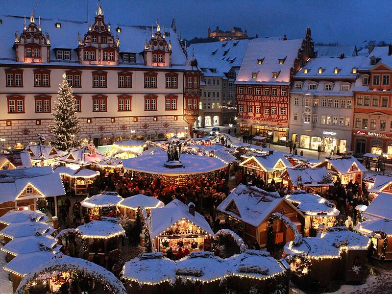 Der Coburger Weihnachtsmarkt findet auf dem historischen Marktplatz statt.