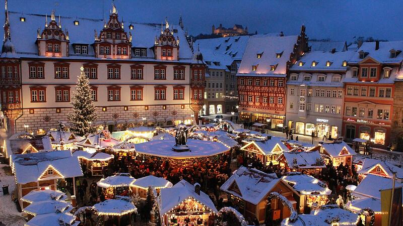 Der Coburger Weihnachtsmarkt findet auf dem historischen Marktplatz statt.