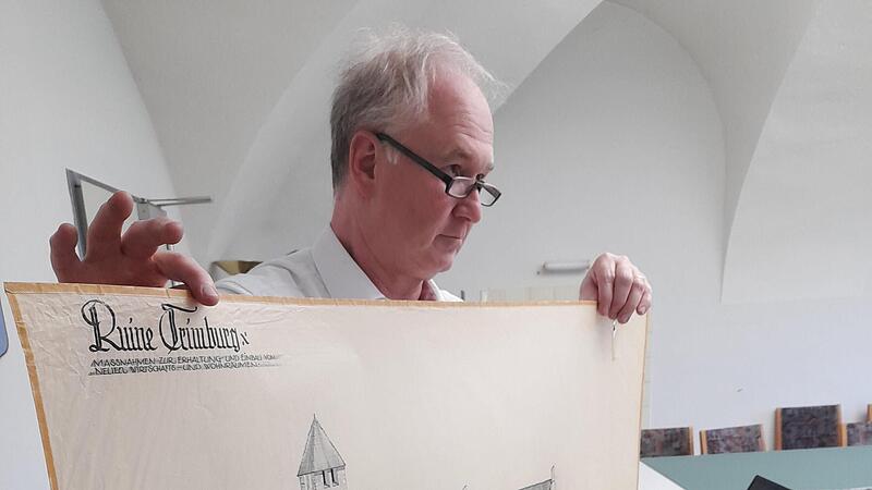 Der stellvertretende Leiter des Staatsarchives Jens Martin mit einer historischen Aufnahme der Trimburg Der stellvertretende Leiter des Staatsarchives Jens Martin mit einer historischen Aufnahme der Trimburg