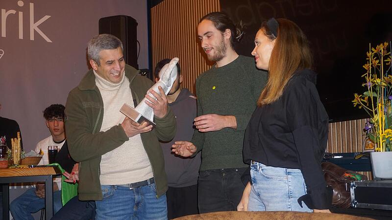 Veit Götz und Adriane Steege überreichen in Herzogenaurach die Statue an Anatolii Roshynets. Veit Götz und Adriane Steege überreichen in Herzogenaurach die Statue an Anatolii Roshynets.