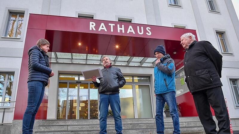 Bürgermeisterin Sigrid Reinfelder nimmt die Unterschriften aus den Händen von  Michael Witt, Armin Kunzelmann und Andreas Kunzelmann (von links) entgegen.