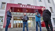 Bürgermeisterin Sigrid Reinfelder nimmt die Unterschriften aus den Händen von  Michael Witt, Armin Kunzelmann und Andreas Kunzelmann (von links) entgegen.