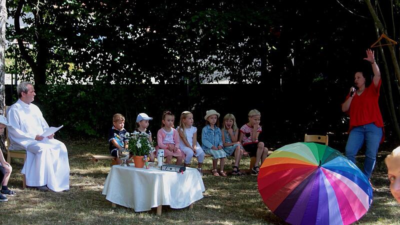 Den Wortgottesdienst gestalteten die Buben und Mädchen mit Gemeindereferent Matthias Vetterund Kindergartenleiterin Steffi Reinwand (rechts). Den Wortgottesdienst gestalteten die Buben und Mädchen mit Gemeindereferent Matthias Vetterund Kindergartenleiterin Steffi Reinwand (rechts).