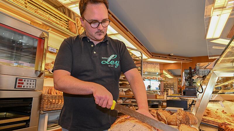 Trotz des „gruseligen“ Zukunftsszenarios bleibt Bäckerei-Inhaber Maximilian Ley optimistisch: „Unseren Familienbetrieb gibt es seit 327 Jahren – irgendwie werden wir auch das überleben.“ Trotz des „gruseligen“ Zukunftsszenarios bleibt Bäckerei-Inhaber Maximilian Ley optimistisch: „Unseren Familienbetrieb gibt es seit 327 Jahren – irgendwie werden wir auch das überleben.“