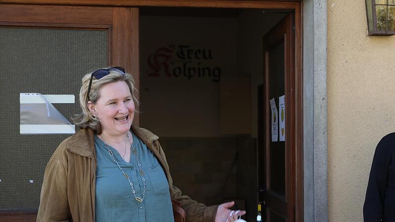 Maria Weber, die Vorsitzende der Forchheimer Kolpingfamilie, vor dem sanierungsbed&uuml;rftigen  Kolpingjugendheim.Forchheim & Fr&auml;nkische Schweiz