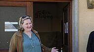 Maria Weber, die Vorsitzende der Forchheimer Kolpingfamilie, vor dem sanierungsbedürftigen  Kolpingjugendheim.Forchheim & Fränkische Schweiz