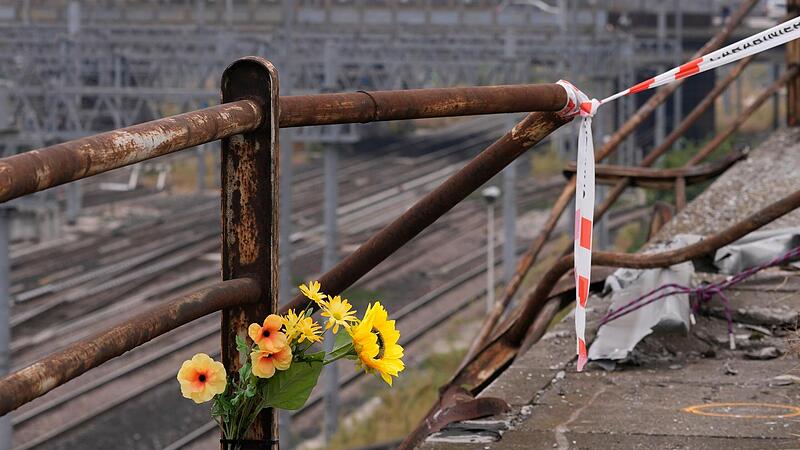 Ein Absperrband markiert die Stelle, an der der Bus von der Br&uuml;cke in die Tiefe st&uuml;rzte.