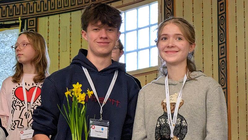 Timo Spatz und Sophie Slowik, Gymnasiasten aus H&ouml;sbach (Aschaffenburg), gewannen einen der zwei ersten Pl&auml;tze f&uuml;r ihre Entwicklung von &Ouml;kostrom aus Pflanzen.