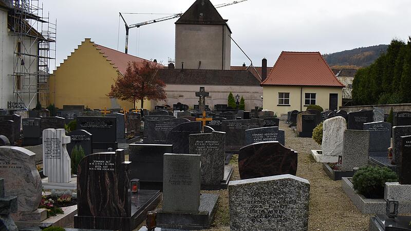 Im katholischen Friedhof Wei&szlig;enohe gibt es andere  Zust&auml;ndigkeiten.Forchheim & Fr&auml;nkische Schweiz