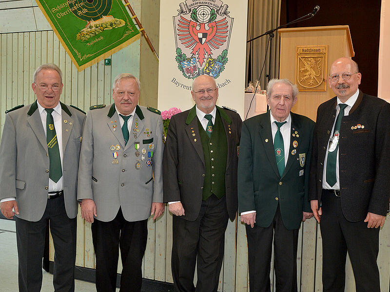 Gauschützentag in Stadtsteinach 2026 Die Ehrenmitglieder des Schützengaus: Volker Gottfried (Dritter von rechts), Gerd Neugebauer (Zweiter von rechts), Reinhard Kraus (links) und Ralf Bauer (rechts daneben) mit Gau-Schützenmeister Michael Spörer.
