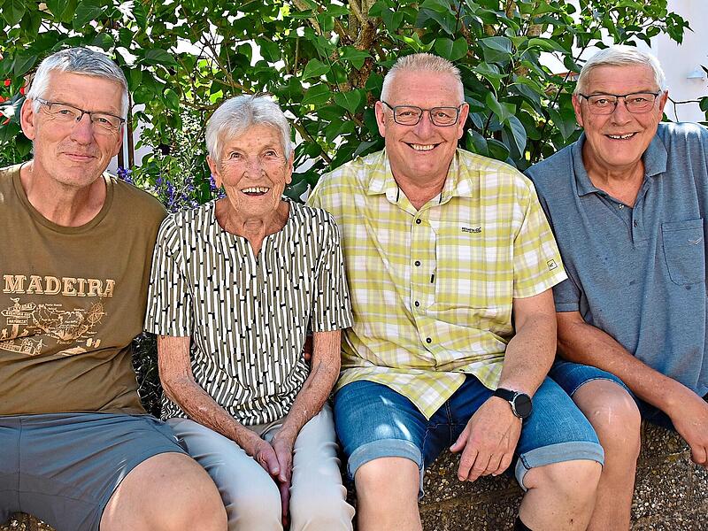 Jubilarin Ursula Pöhlmann freut sich, zu ihrem 85. Geburtstag ihre drei Söhne Dieter, Martin und Klaus um sich zu haben.Uschi Prawitz Jubilarin Ursula Pöhlmann freut sich, zu ihrem 85. Geburtstag ihre drei Söhne Dieter, Martin und Klaus um sich zu haben.Uschi Prawitz