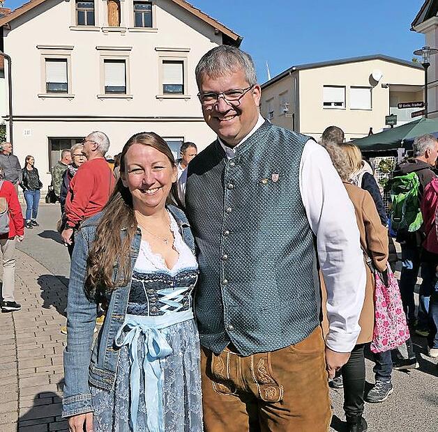 Bürgermeister Peter Kraus, hier auf dem diesjährigen Bauernmarkt zusammen mit seiner Frau, blickte in der Jahresabschlusssitzung des Gemeinderates auf die Entwicklungen der vergangenen Monate zurück.