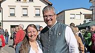 Bürgermeister Peter Kraus, hier auf dem diesjährigen Bauernmarkt zusammen mit seiner Frau, blickte in der Jahresabschlusssitzung des Gemeinderates auf die Entwicklungen der vergangenen Monate zurück.