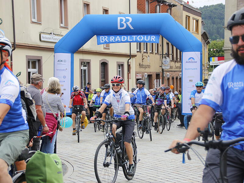 Zieleinfahrt der BR-Radltour 2025 in Hammelburg am MarktplatzZieleinfahrt der BR-Radltour 2025 in Hammelburg am Marktplatz