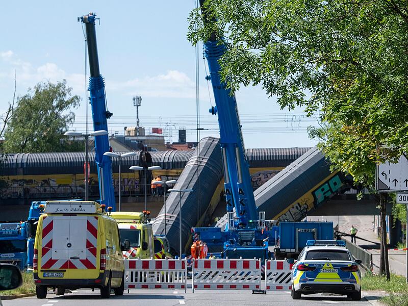 Nach dem Absturz zweier Güterzug-Waggons von einer Brücke Nach dem Absturz zweier Güterzug-Waggons von einer Brücke