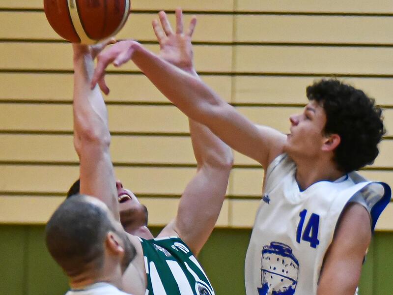 Der Kulmbacher Nachwuchsspieler Jonas Hansl (rechts) blockt einen Baunacher bei Wurfversuch