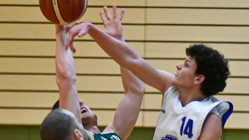 Der Kulmbacher Nachwuchsspieler Jonas Hansl (rechts) blockt einen Baunacher bei Wurfversuch