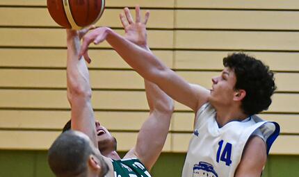 Der Kulmbacher Nachwuchsspieler Jonas Hansl (rechts) blockt einen Baunacher bei Wurfversuch