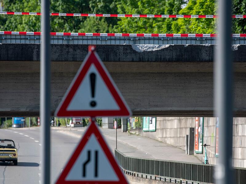 Nach dem Absturz zweier G&uuml;terzug-Waggons von einer Br&uuml;cke