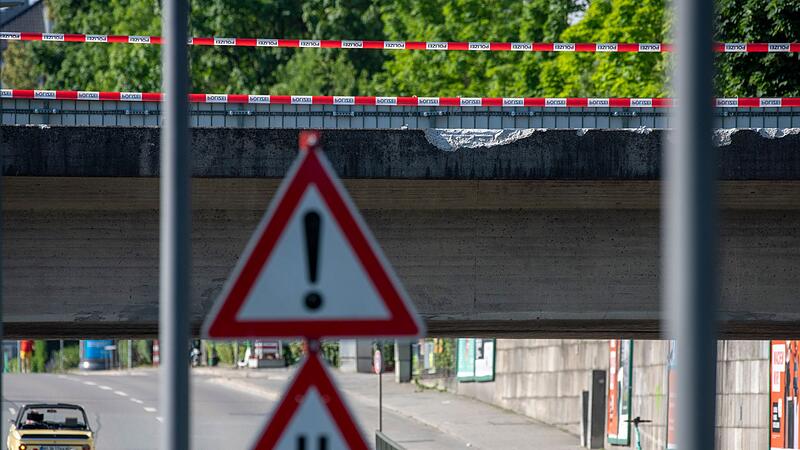 Nach dem Absturz zweier G&uuml;terzug-Waggons von einer Br&uuml;cke