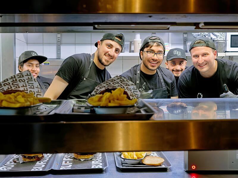 Gute Laune auch bei den Angestellten der Ruff's Burger-Filiale bei der Er&ouml;ffnung am 7. Mai 2026.