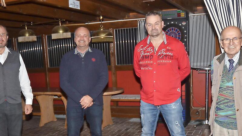 SPD-Kreisvorsitzender Ralf Pohl (links) gratuliert dem neuen Vorstand des SPD-Ortsvereins Burggrub-Neukenroth/Stockheim mit (von links) Jörg Roth (Zweiter Vorsitzender), Timo Fleischmann (Erster Vorsitzender) und Hans Parnickel (Kassier und Schriftführer).