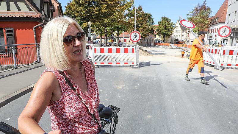 Karin Stumpf ist in der Regel mit dem Fahrrad unterwegs  und kann sich mit den Baustellen-Hindernissen arrangieren. Der L&auml;rm beeintr&auml;chtigt  die Paradeplatz-Anwohnerin dennoch.Forchheim & Fr&auml;nkische Schweiz