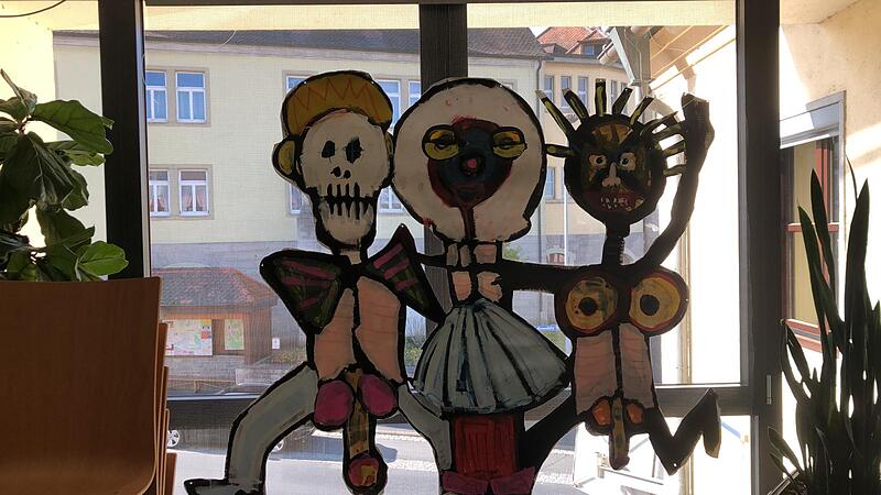 Penis-Posse um das Werk von Sabine Bach in Nüdlingen Stein des Anstoßes: die auf dem Kunstwerk zu sehenden Penisse. Weil das Werk auf dem Weg zur Bibliothek hing und dort auch Kinder entlang laufen, ließ Bürgermeister Harald Hofmann es abhängen.