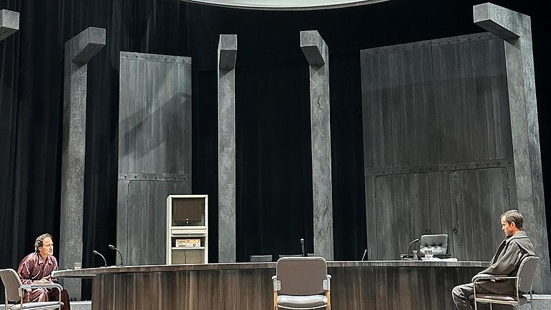 Protagonisten am gro&szlig;en Konferenztisch bei &bdquo;Don Karlos&ldquo;  im Globe. Die Premieren litt unter schlechter Tonqualit&auml;t. Deshalb wird das St&uuml;ck erst wieder gezeigt, wenn die Probleme behoben sind.