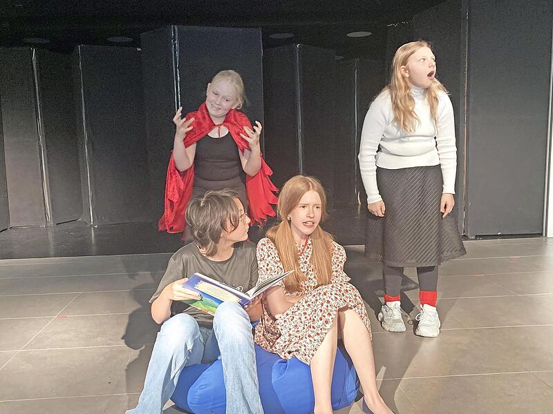 Die Theatergruppe spielt verschiedene Märchenfiguren, die mit den ihnen zugedachten Rollen unzufrieden sind. Die Theatergruppe spielt verschiedene Märchenfiguren, die mit den ihnen zugedachten Rollen unzufrieden sind.