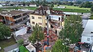Der Neubau mit der Holzverkleidung (links) und der einstürzende Altbau