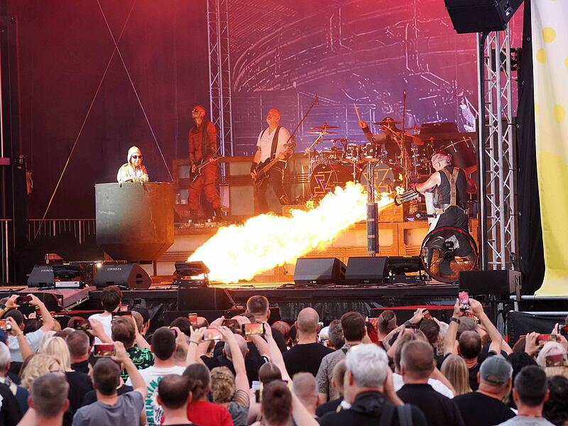 Die Rammstein-Tribute-Band live auf dem Gel&auml;nde der KulturfabrikStahlzeit am 18. Juni in Cortendorf
