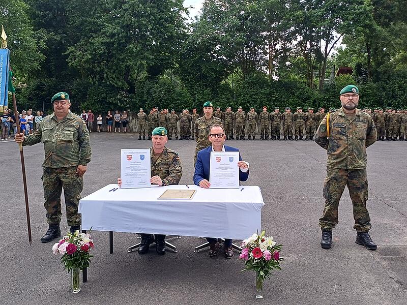 Patenschaft offiziell besiegelt Patenschaft offiziell besiegelt