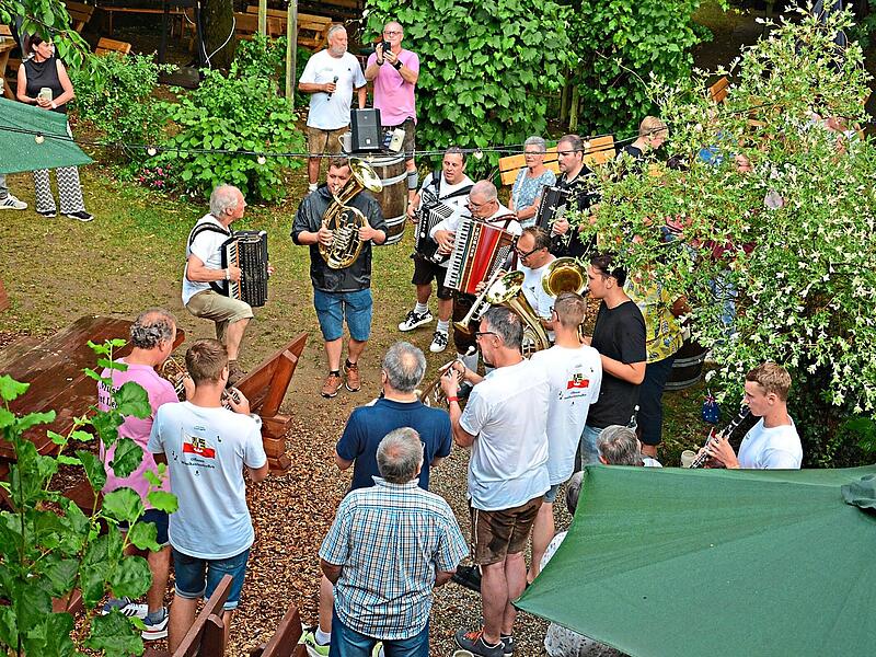 In Morschreuth kamen die unterschiedlichsten Musiker zusammen und spielten gemeinsam.Act.3 GmbH In Morschreuth kamen die unterschiedlichsten Musiker zusammen und spielten gemeinsam.Act.3 GmbH