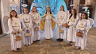 Das Adelsdorfer Christkind (Mitte) mit seinen Engelchen, v.l.: Hannah, Marie-Luise, Mia P., Mia S., Jule und Lea Das Adelsdorfer Christkind (Mitte) mit seinen Engelchen, v.l.: Hannah, Marie-Luise, Mia P., Mia S., Jule und Lea