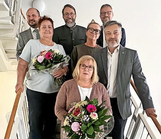 Verdiente Mitarbeiter der Gemeinnützigen Krankenhausgesellschaft wurden ausgezeichnet. Verdiente Mitarbeiter der Gemeinnützigen Krankenhausgesellschaft wurden ausgezeichnet.