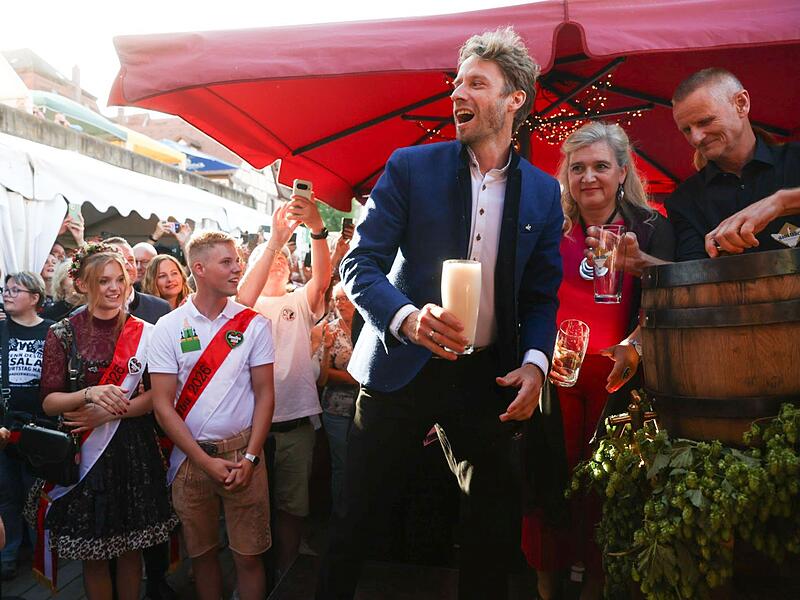 Sebastian Niedermaier zapft sein erstes Festbier der Sandkerwa an. Sebastian Niedermaier zapft sein erstes Festbier der Sandkerwa an.