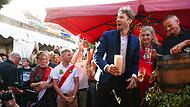 Sebastian Niedermaier zapft sein erstes Festbier der Sandkerwa an.