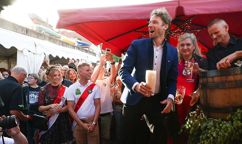 Sebastian Niedermaier zapft sein erstes Festbier der Sandkerwa an. Sebastian Niedermaier zapft sein erstes Festbier der Sandkerwa an.