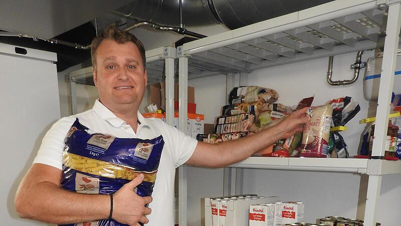 Im Vorratsraum der Stegauracher Dorfküche hält Koch Oliver Müller stets Großpackungen Nudeln parat, vieles wird ständig frisch geliefert. Täglich kocht er aktuell 200 ausgewogene Essen. Im Vorratsraum der Stegauracher Dorfküche hält Koch Oliver Müller stets Großpackungen Nudeln parat, vieles wird ständig frisch geliefert. Täglich kocht er aktuell 200 ausgewogene Essen.