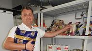Im Vorratsraum der Stegauracher Dorfk&uuml;che h&auml;lt Koch Oliver M&uuml;ller stets Gro&szlig;packungen Nudeln parat, vieles wird st&auml;ndig frisch geliefert. T&auml;glich kocht er aktuell 200 ausgewogene Essen.