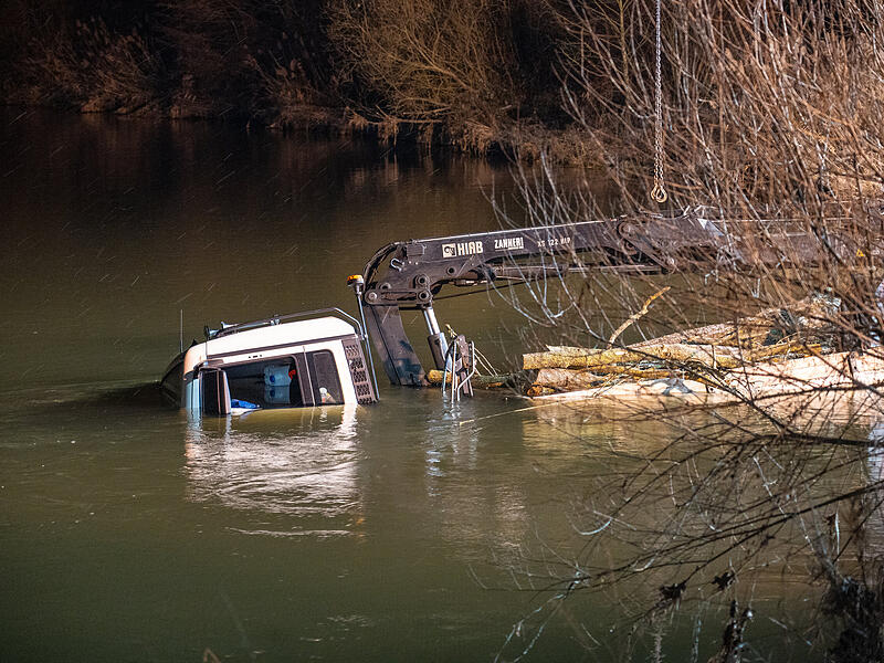 Lkw versinkt in Fluss - Großeinsatz wegen BergungGroße Bergungsaktion: Lkw versinkt in Fluss Lkw versinkt in Fluss - Großeinsatz wegen BergungGroße Bergungsaktion: Lkw versinkt in Fluss