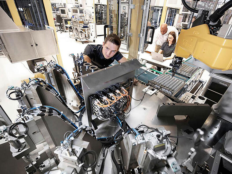 Maschinenwartung bei Schaeffler. Der Automobilzulieferer machte 2025 damit Schlagzeilgen, am Hauptsitz im Herzogenaurach 700 Stellen abbauen zu wollen.
