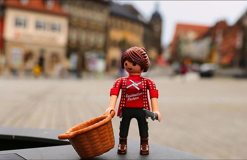 Die Playmobil-Flechtwerkgestalterin mit Korb und Werkzeug in der Hand fand am ersten Verkaufstag in Lichtenfels reißenden Absatz. Die Playmobil-Flechtwerkgestalterin mit Korb und Werkzeug in der Hand fand am ersten Verkaufstag in Lichtenfels reißenden Absatz.