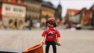 Die Playmobil-Flechtwerkgestalterin mit Korb und Werkzeug in der Hand fand am ersten Verkaufstag in Lichtenfels reißenden Absatz. Die Playmobil-Flechtwerkgestalterin mit Korb und Werkzeug in der Hand fand am ersten Verkaufstag in Lichtenfels reißenden Absatz.