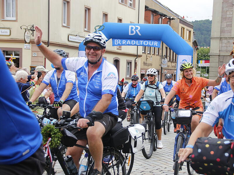 Zieleinfahrt der BR-Radltour 2025 in Hammelburg am MarktplatzZieleinfahrt der BR-Radltour 2025 in Hammelburg am Marktplatz